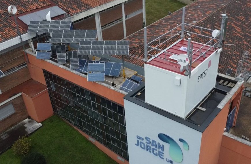 Satcen installs its first smart telecommunications booth.