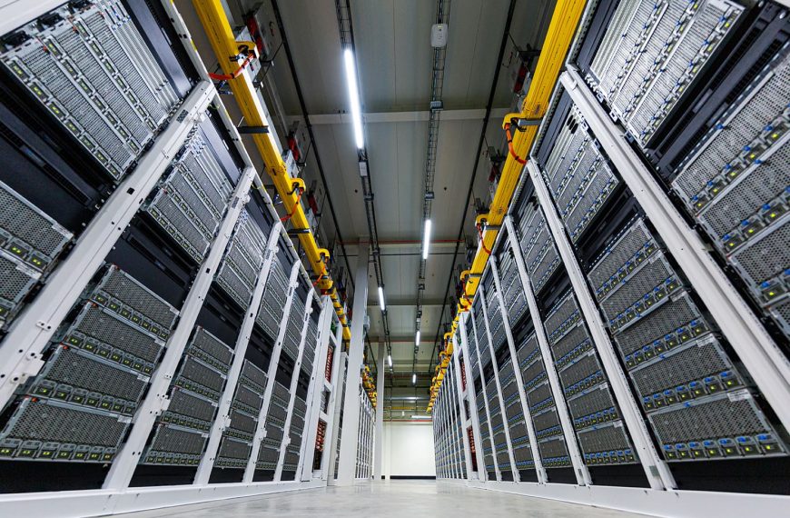 Generative AI, the new engine of data centers