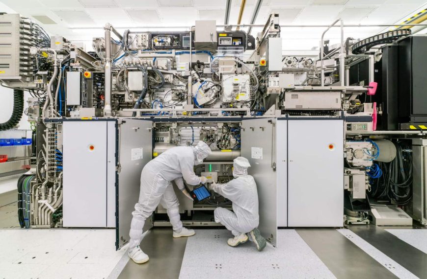 ASML delivers its second high NA EUV lithography machine, achieving 10nm patterns.