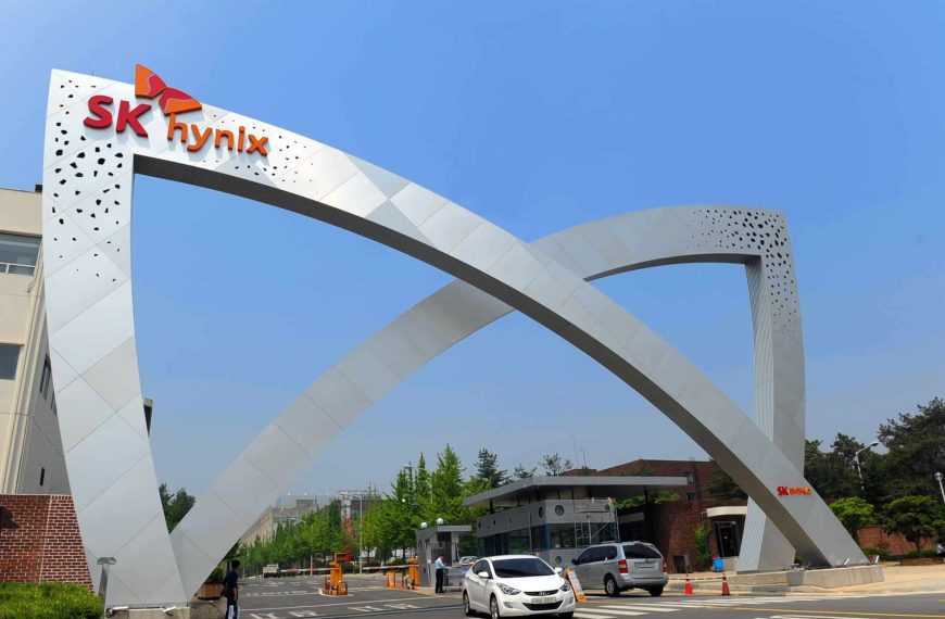 SK Hynix partners with TSMC to lead in HBM4 memory despite entering the market late.