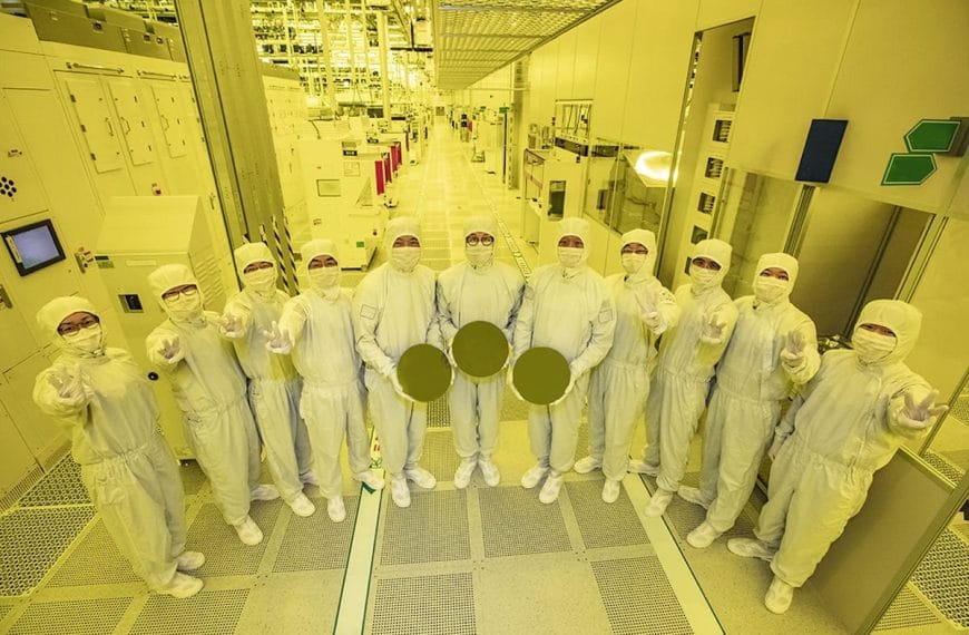 Samsung Halves Its Investment in Chipmaking: A Ship adrift or a Conservative Strategy?