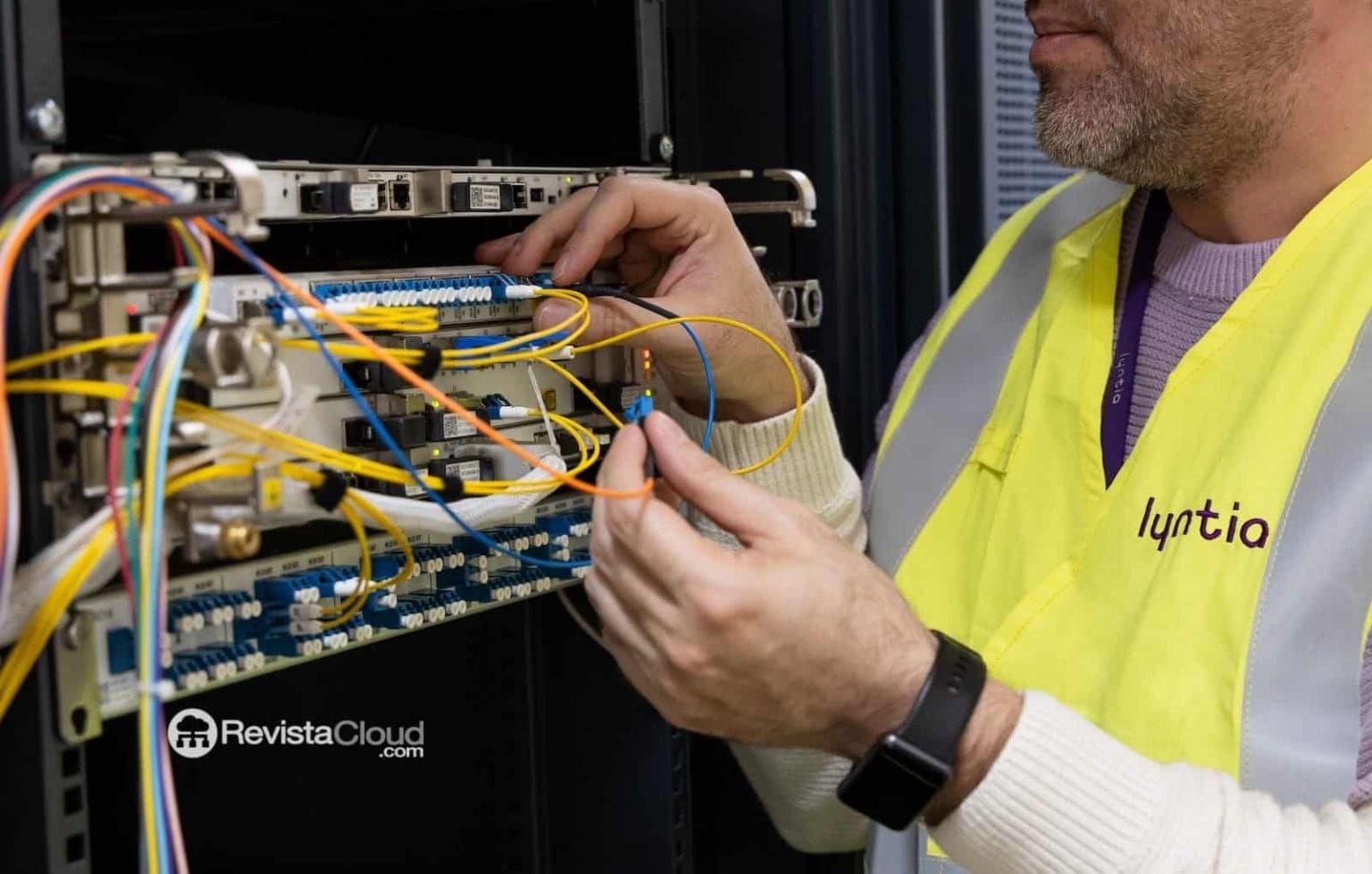 Lyntia manejando fibra optica