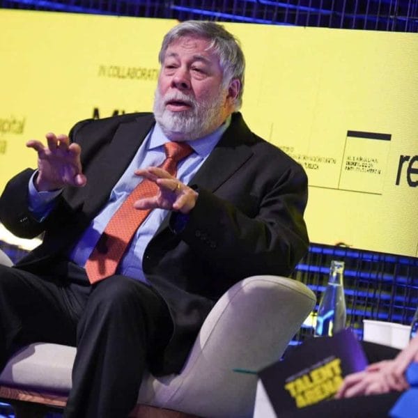Steve Wozniak Calls for Regulated AI and the Promotion of Open Source in Barcelona