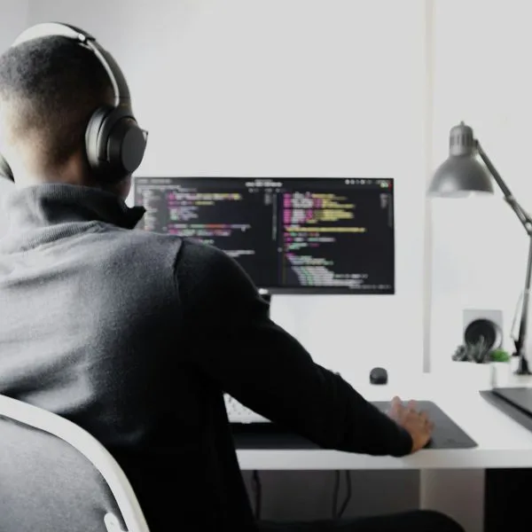 Programming Never Dies: Artificial Intelligence Redefines the Role of the Developer