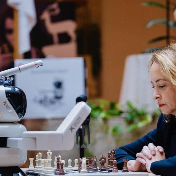 SenseRobot defeats the world champion and seals alliance with the European Chess Union