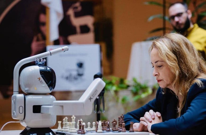 SenseRobot defeats the world champion and seals alliance with the European Chess Union