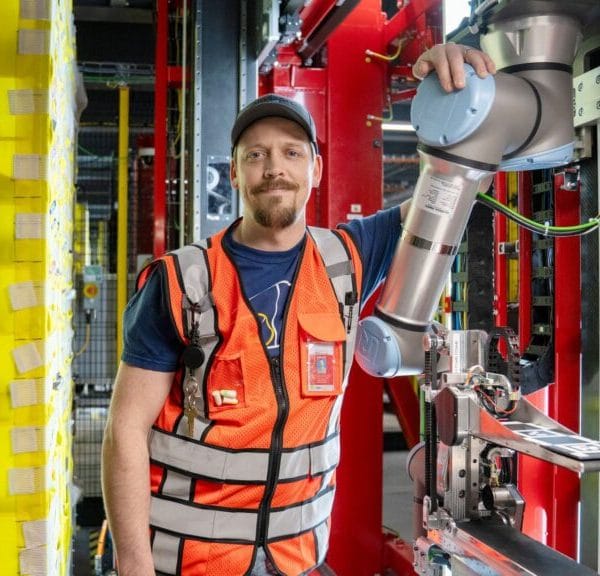 Amazon unveils Vulcan, its first touch-sensitive robot for logistics centers