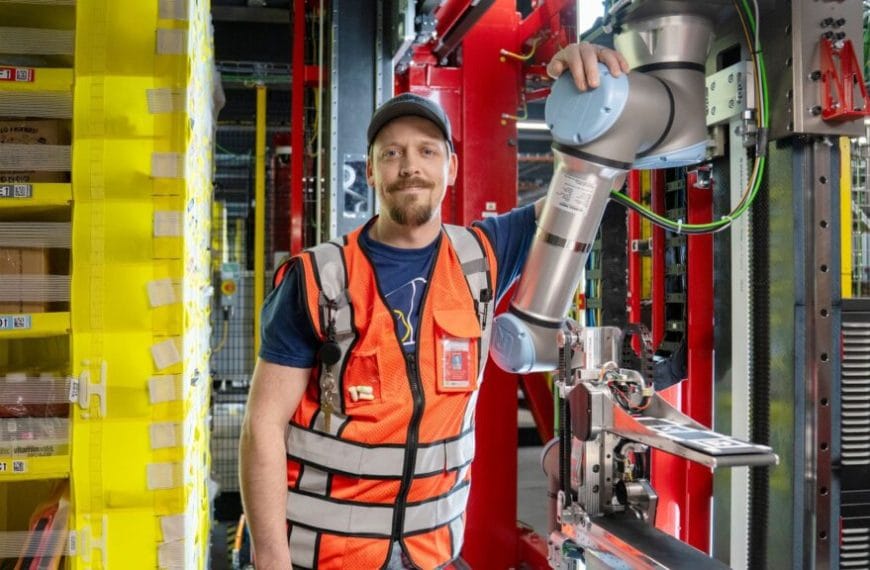 Amazon unveils Vulcan, its first touch-sensitive robot for logistics centers