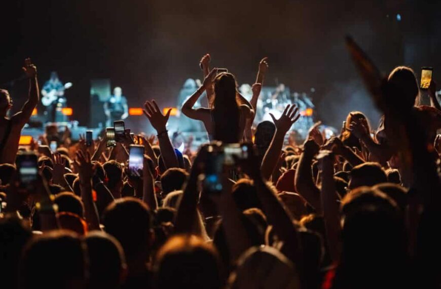 Satellite connectivity makes festivals on beaches, mountains, and villages without coverage possible