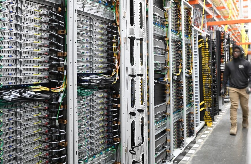 Data Centers Concentrate in Cloud Giants: Hyperscale Operators Now Control 44% of Global Capacity