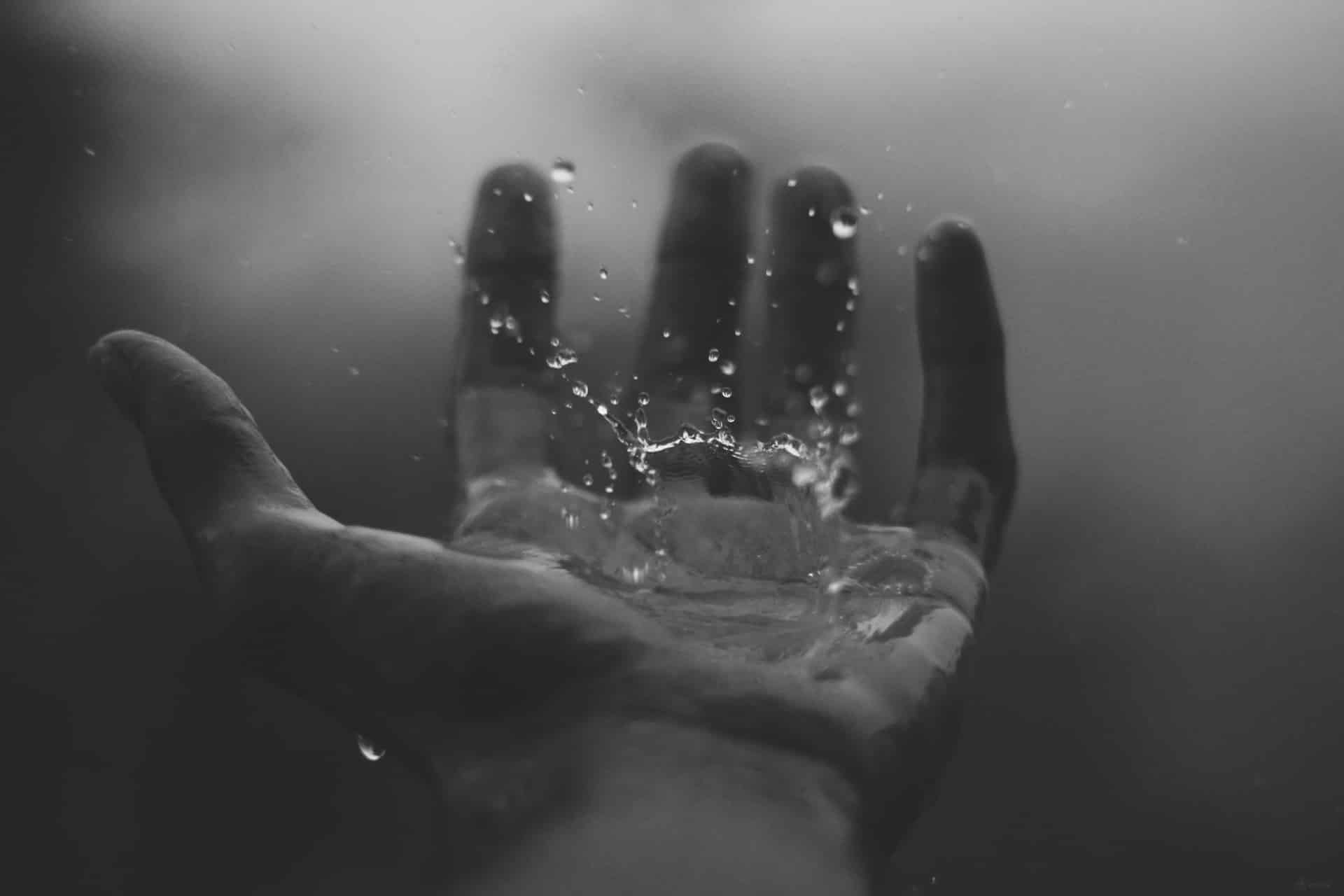 Deleting emails to save water: the UK proposal that sparks the debate on digital water footprint