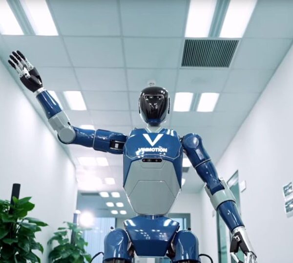 VinMotion presents Motion 1: the first Vietnamese humanoid robot capable of dancing in sync