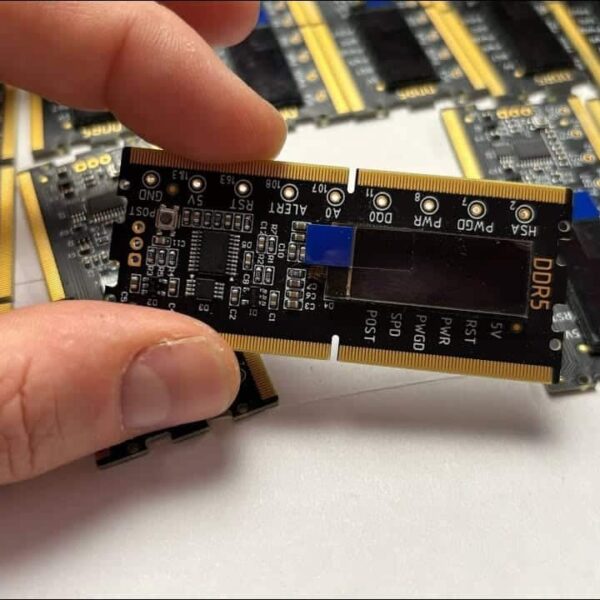 A Russian technician demonstrates a DDR5 SODIMM memory tester with SPD reading and POST code display: a niche tool that could become standard