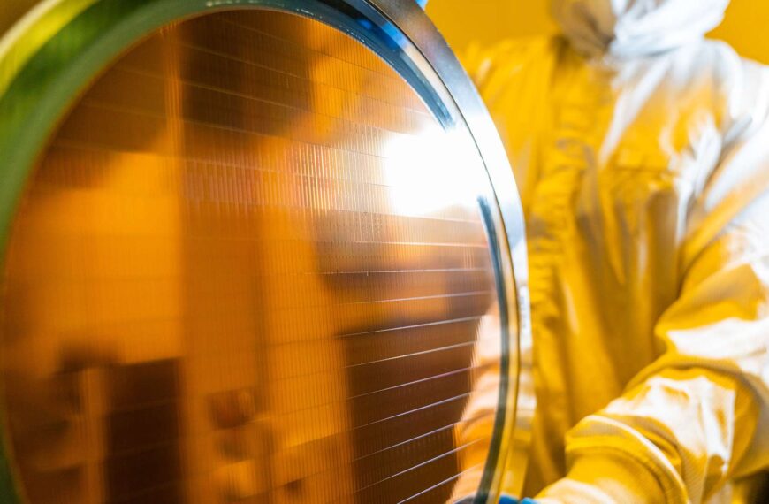 Intel Considers Selling Up to 49% of Its Foundry Business: Fresh Money, Political Control, and a Market That Doesn’t Celebrate