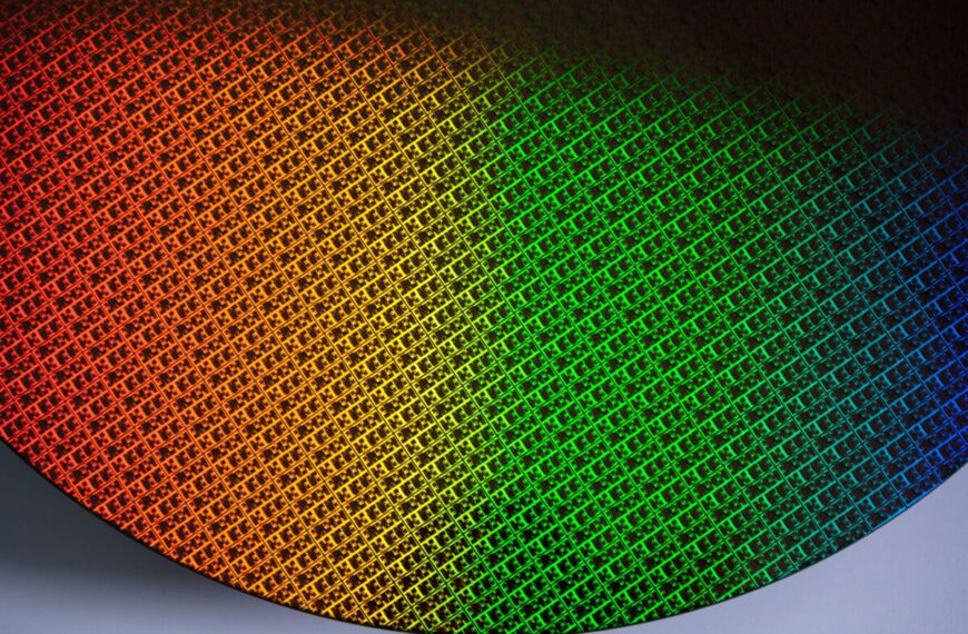 Intel 18A-P Enters Risk Production and Tests Its Foundry Business