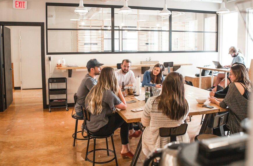 Weekly Tech Reports: The Rhythm That Turns Consulting into Useful Software